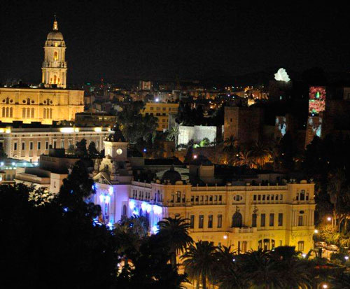 Vista nocturna del Ayuntamiento de Málaga