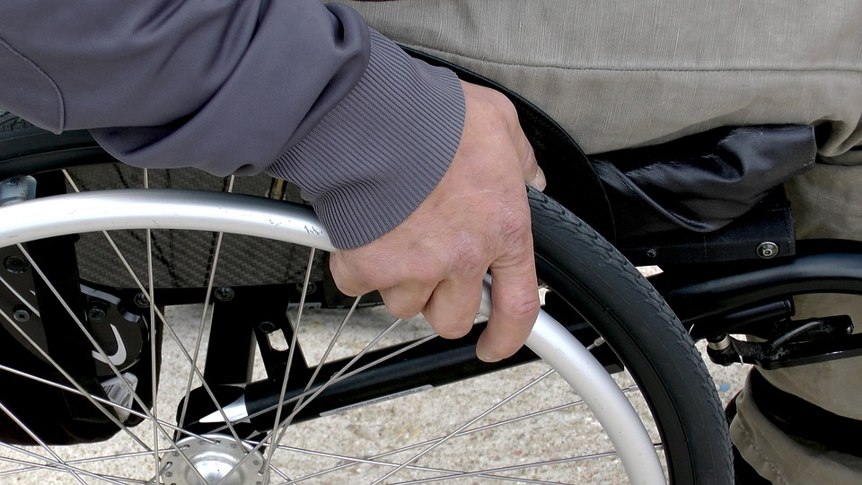 Los contribuyentes con descendiente o ascendiente con discapacidad podrán deducir 1200 euros